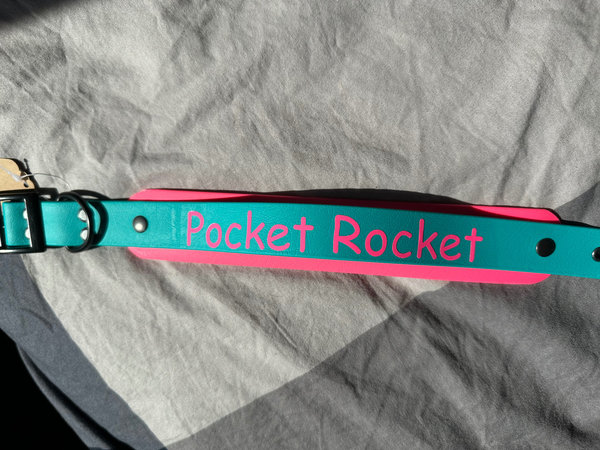 S "Pocket Rocket" Halsband in Petrol und Pink